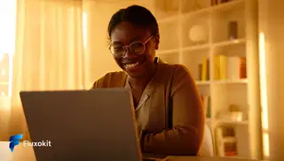 Higgsfield Soul - Educadora sorridente em home office aconchegante, thumbnail de curso