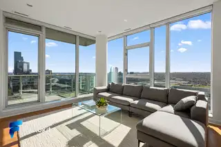 Reve Criar - Interior moderno com vista para a cidade, luz natural, anúncio