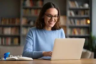 Reve Criar - Educadora sorridente em home office aconchegante, thumbnail de curso