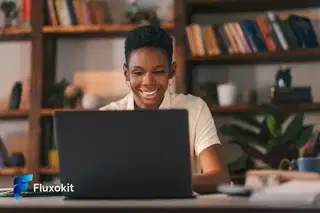 Reve Remix - Educadora sorridente em home office aconchegante, thumbnail de curso