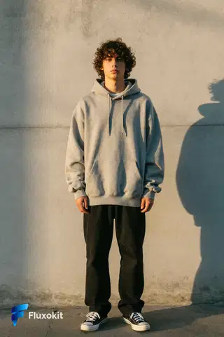 Z-Image Turbo - Lookbook streetwear: moletom oversized, luz dourada, campanha
